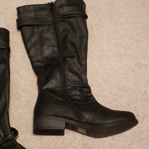 Black boots - Picture 3 of 3